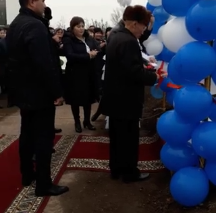 "Ұстазға тағзым" аллеясының салтанатты ашылу сәті.
