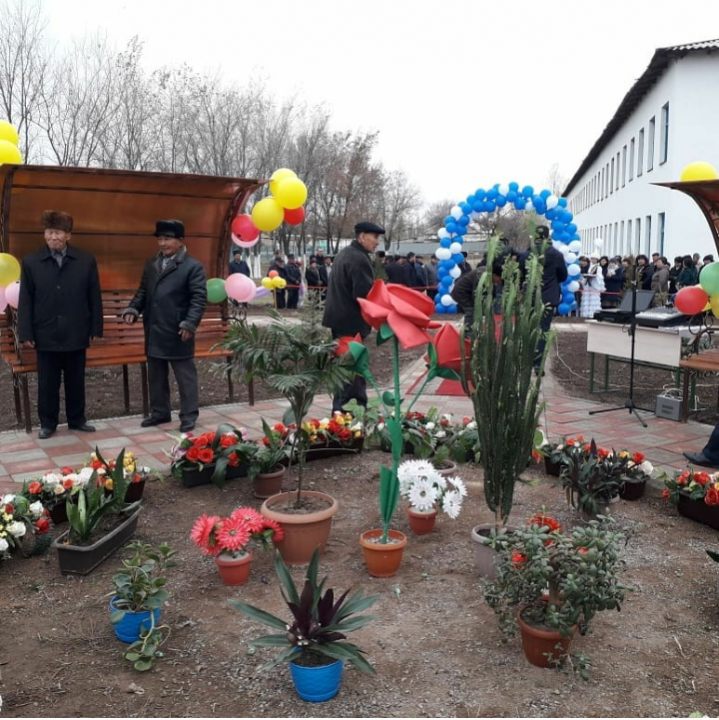 "Ұстазға тағзым" аллеясының салтанатты ашылу сәті.