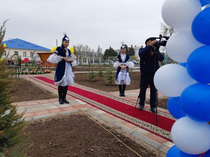 "Ұстазға тағзым" аллеясының салтанатты ашылу сәті.