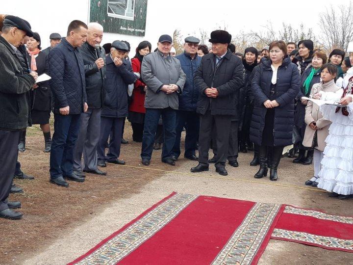 "Ұстазға тағзым" аллеясының салтанатты ашылу сәті.