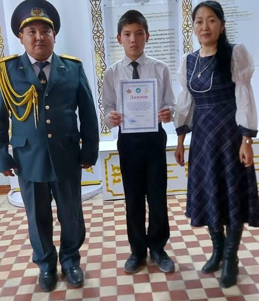 "ҚР Қарулы Күштері қызметіне жастарды тәрбиелеу және дайындау" ұранымен өткен аудандық мектептер арасында "Жас сарбаз" әскери-спорттық эстафеталық жар