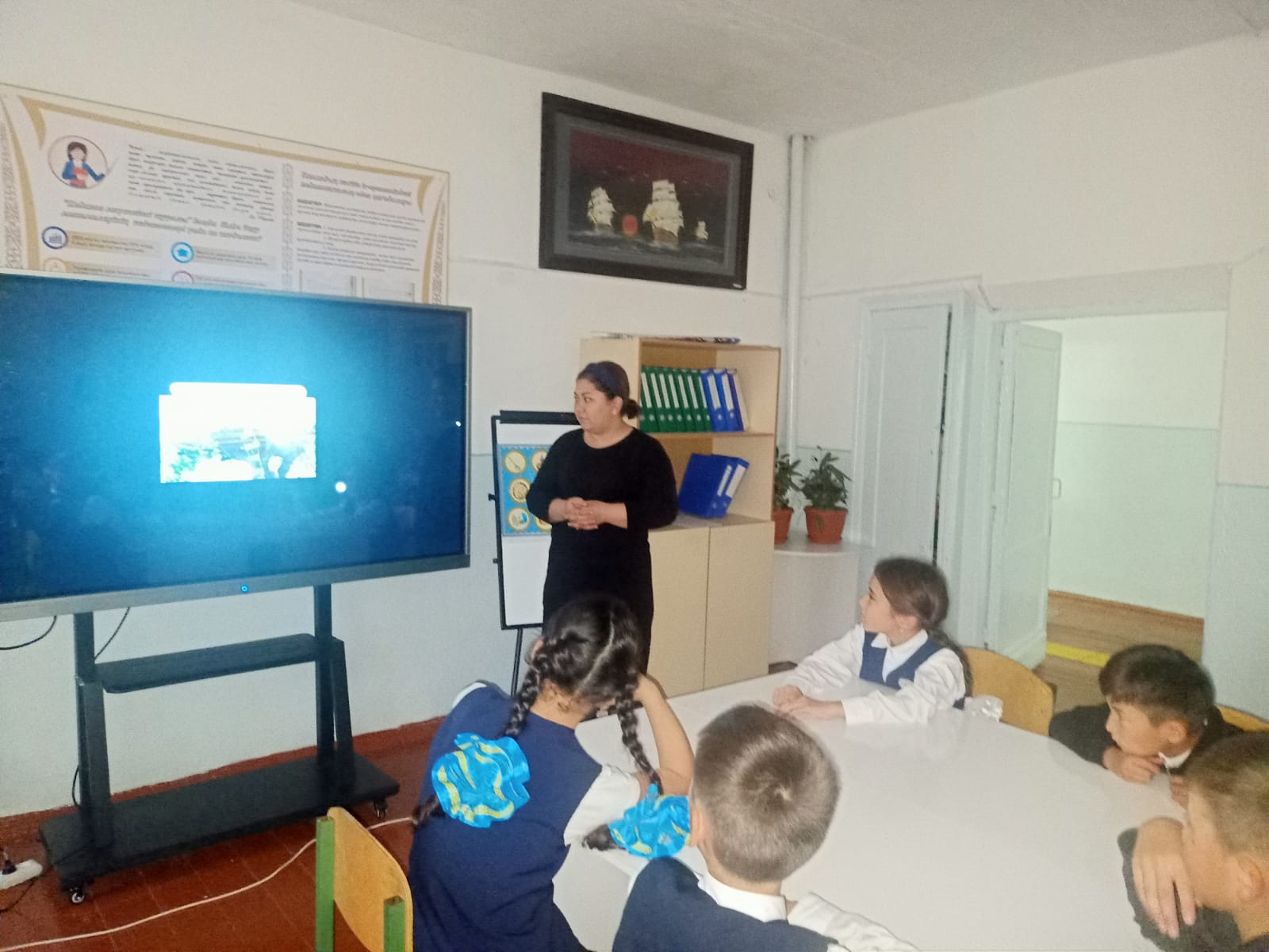 «Тұлғаның ақпараттық-психологиялық қауіпсіздігі» тақырыбында түсіндірмелік кеңес беру жұмысы жүргізіліп, тақырыпқа сәйкес бейнероликтер көрсетілімі ұйымдастырылды. Іс-шараны мектеп психологы А.Бектурганова өткізді.