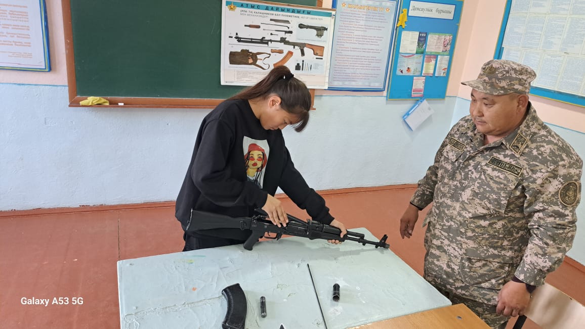 "Жас сарбаз" үйірмесінде  "Атысдайындығы. Автоматты күту, тазалау және майлау"  тақырыбындағы  сабағы өткізілді.
