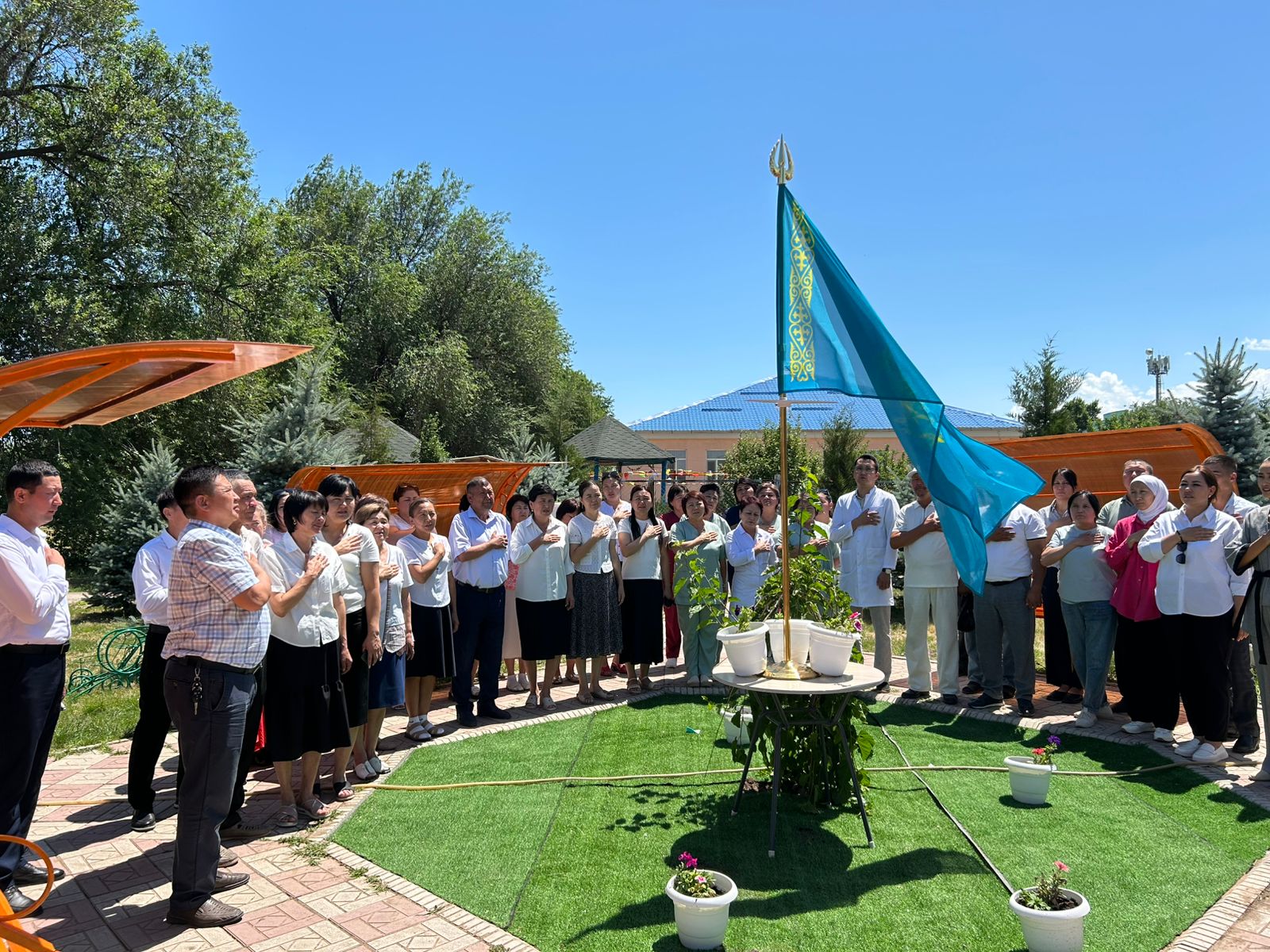 4 маусым - Мемлекеттік Рәміздер күніне орай Сыпатай Әлібекұлы атындағы №19 жалпы орта білім беретін мектебінде сағат 11.00-де бірыңғай Мемлекеттік Гимн айту шарасы жүзеге асырылды.