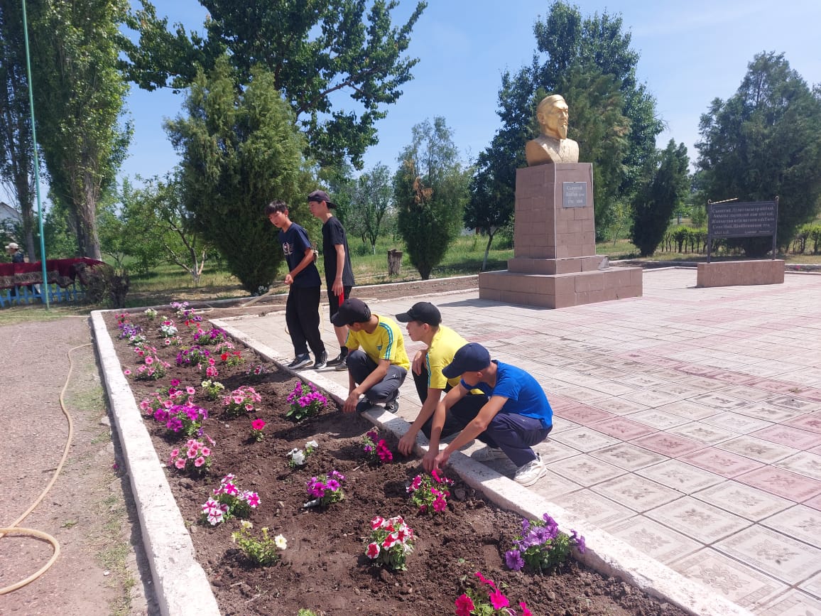 "Балдәурен" лагеріндегі көгеріштендіру бригадасына қамтылған балалар бұл күні мектеп ауласындағы гүлдерге күтім жасады. Жетекшісі А.Нарбекова.